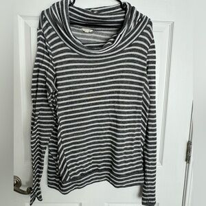 Sonoma swoop neck, long sleeve lightweight black-gray/white sweater